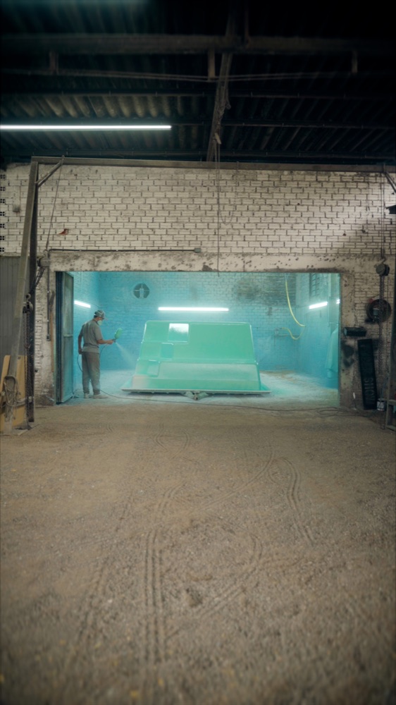 Aplicação de gel coat em cabine de pintura